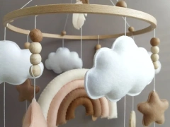 سرير أطفال معلق مصنوع يدويًا من اللباد بألوان قوس قزح