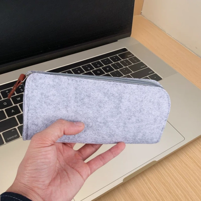 Garantía de satisfacción Certificación de calidad Fabricación experta Estuche de fieltro para lápices y cosméticos compacto, robusto, práctico y versátil