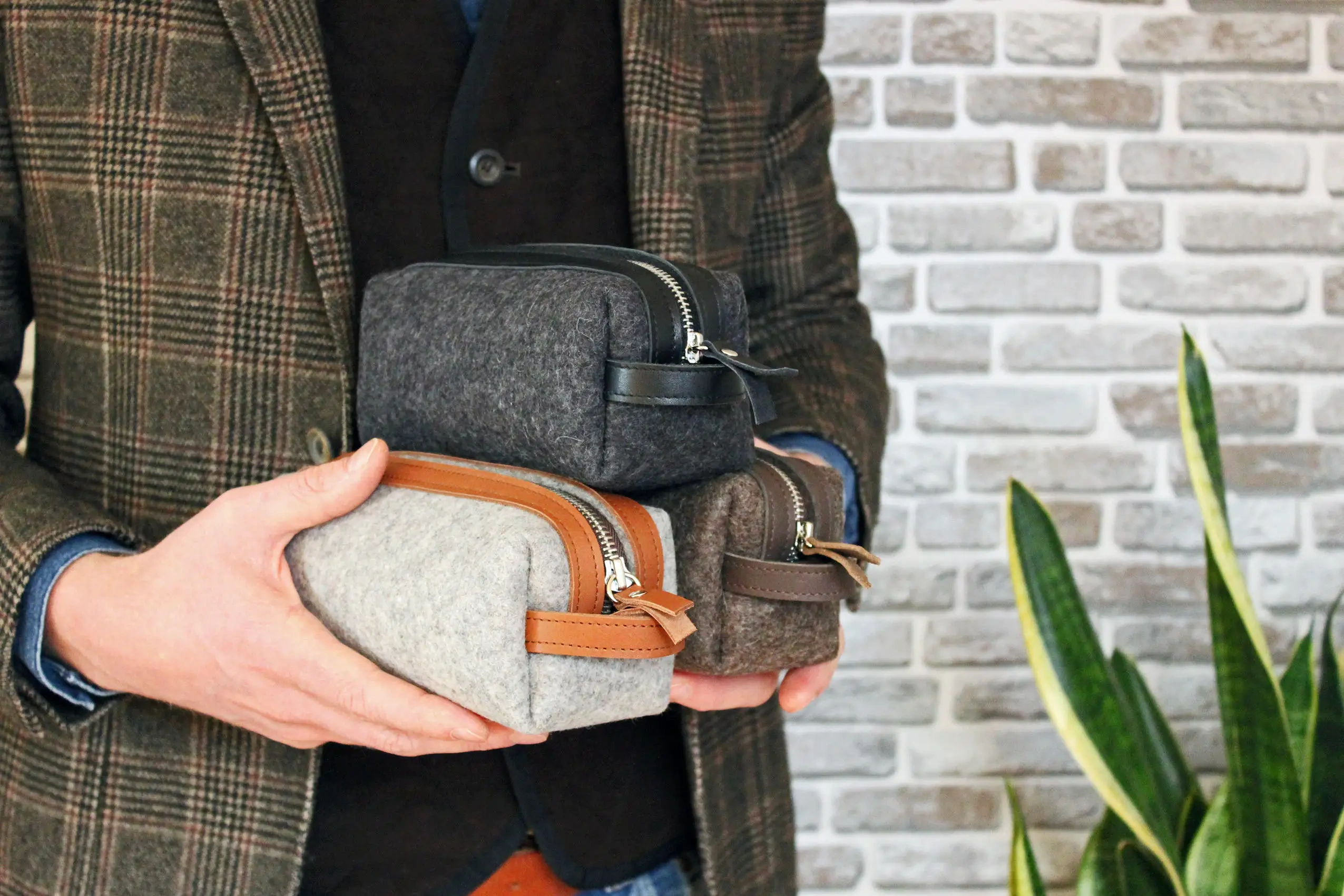 Groomsman gift dad monogrammed high quality hanging travel felt men custom leather dopp kit toiletry bag