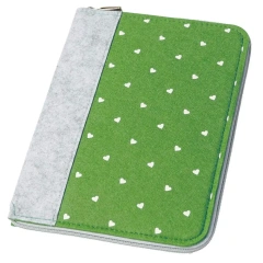 Housse de passeport personnalisée en feutre à fermeture éclair bicolore avec cœurs