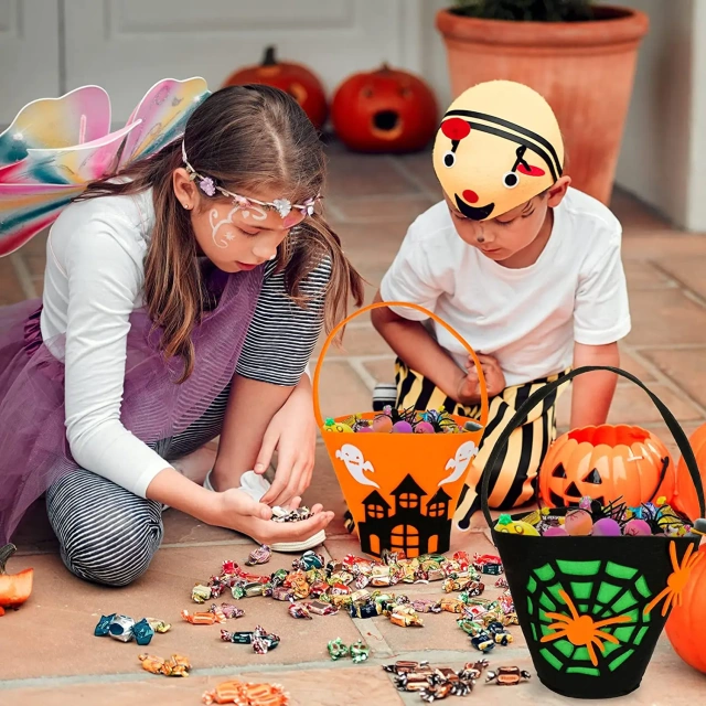 سلة حلوى الهالوين المصنوعة من اللباد بتصميم عنكبوت أسود من Trick or Treat لعام 2024