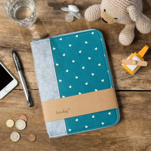 Housse de passeport personnalisée en feutre à fermeture éclair bicolore avec cœurs