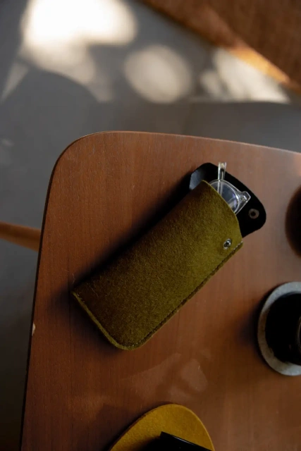 vente en gros drôle unisexe coloré transportant mince en cuir souple feutre étui à lunettes pliable pochette à lunettes de soleil pour enfants