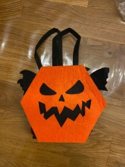 سلة حلوى الهالوين المصنوعة من اللباد على شكل يقطين مخيف للأطفال