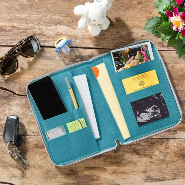 Housse de passeport personnalisée en feutre à fermeture éclair bicolore avec cœurs