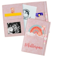 حقيبة Mutterpass المصنوعة من اللباد بألوان قوس قزح مطبوعة حسب الطلب مع حبات على شكل قلب من الخيوط المرنة