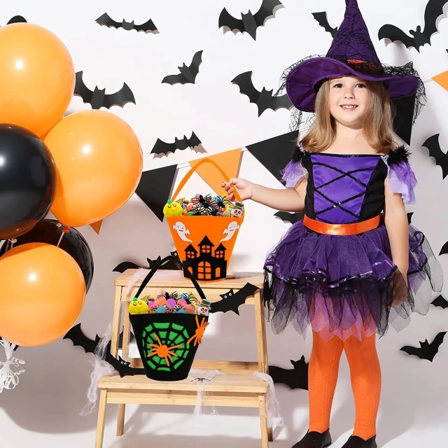 سلة حلوى الهالوين المصنوعة من اللباد بتصميم عنكبوت أسود من Trick or Treat لعام 2024