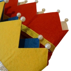 تاج عيد ميلاد للأطفال مصنوع من اللباد باللون الذهبي والأحمر والأبيض اللامع حسب الطلب