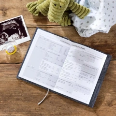 Funda para registro de maternidad de fieltro de primera calidad con huella bordada personalizada y botones de corazón de cuerda