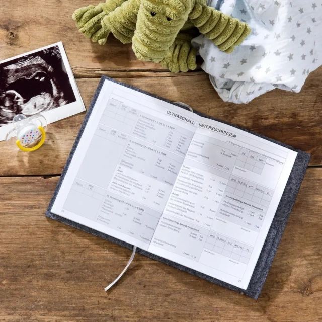 Funda para registro de maternidad de fieltro de primera calidad con huella bordada personalizada y botones de corazón de cuerda