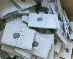 Bolsa de feltro para maternidade premium barata e barata com cordão elástico em forma de coração de madeira para impressão por sublimação personalizada