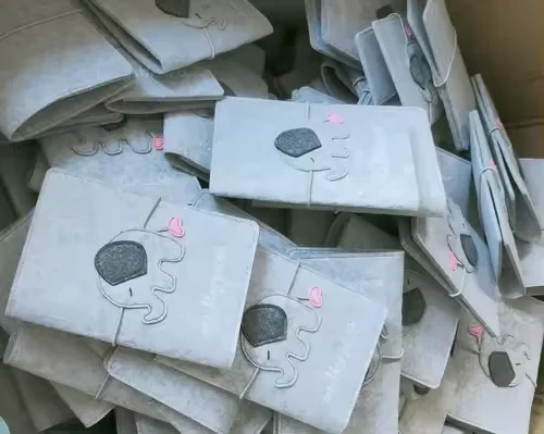 Bolsa de feltro para maternidade premium barata e barata com cordão elástico em forma de coração de madeira para impressão por sublimação personalizada