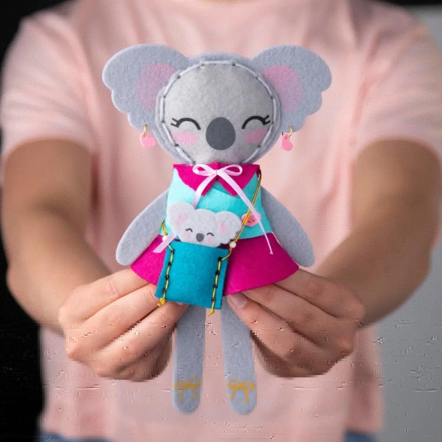 Manualidad para niños: haz un amigo koala con un kit de costura de fieltro