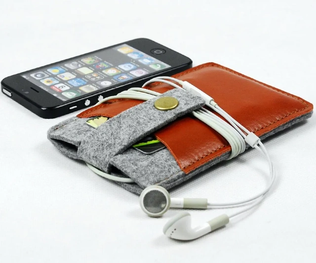 Estuche para teléfono móvil de fieltro de poliéster perforado con aguja RPET reciclado con logotipo impreso en color y tamaño personalizado para hombres, mujeres y niños