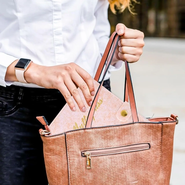 حقيبة Mutterpass ذات غطاء من اللباد المطرز باللون الذهبي والمخصصة مع زر كبس