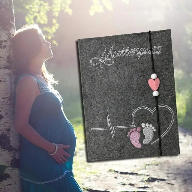 Funda para registro de maternidad de fieltro de primera calidad con huella bordada personalizada y botones de corazón de cuerda