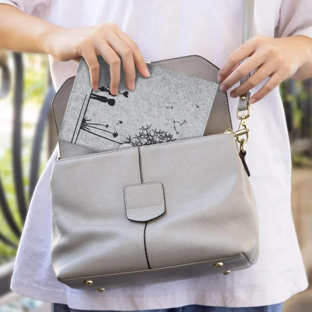 غطاء Mutterpass للحوامل مصنوع من اللباد الرمادي رخيص الثمن بشعار مخصص مع زر كبس