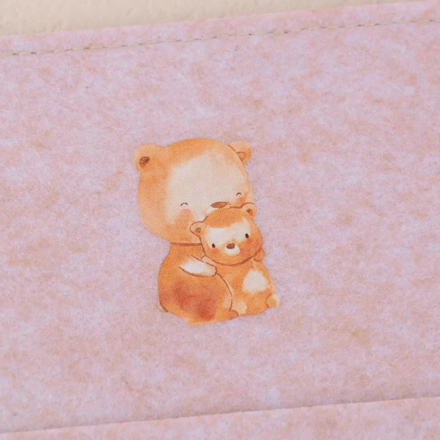 حقيبة Mutterpass المصنوعة من اللباد بألوان قوس قزح مطبوعة حسب الطلب مع حبات على شكل قلب من الخيوط المرنة