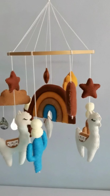 سرير أطفال من اللباد على شكل قوس قزح على شكل صبار ولاما من الألبكة