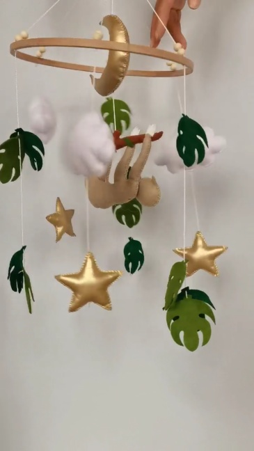 Móvil de fieltro para cuna de bebé hecho a mano con forma de perezoso