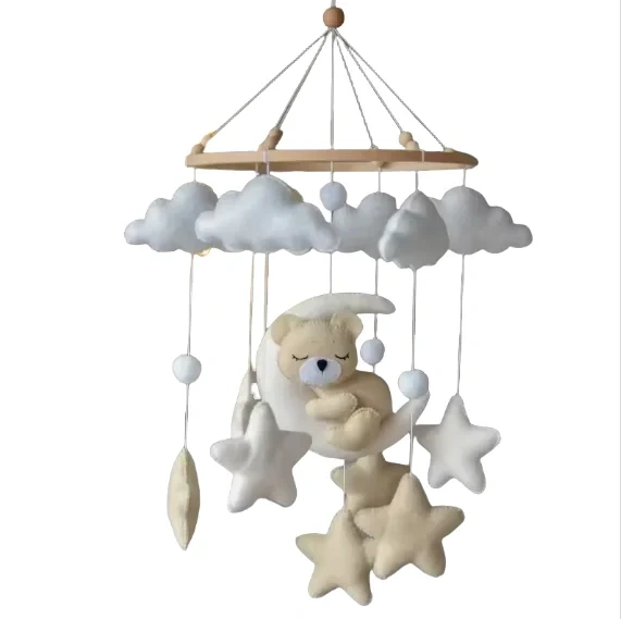 Móvil de fieltro para cuna de bebé hecho a mano con forma de oso durmiendo en color crema