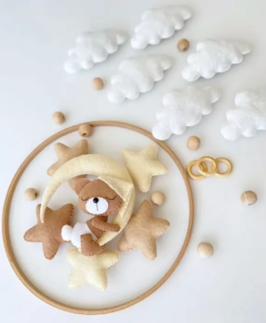 Mobile pour berceau en feutre beige avec ours endormi, lune, nuage, étoile
