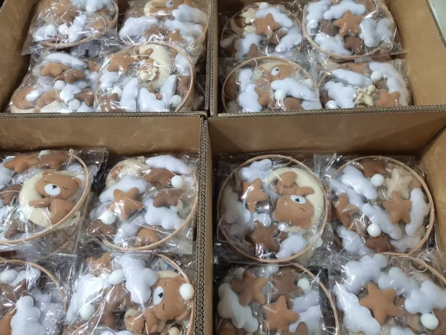 سرير أطفال متحرك مصنوع يدويًا على شكل دب نائم بني اللون