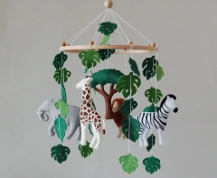 Mobile en feutre pour berceau de bébé avec animaux de safari dans la forêt, lion et zèbre