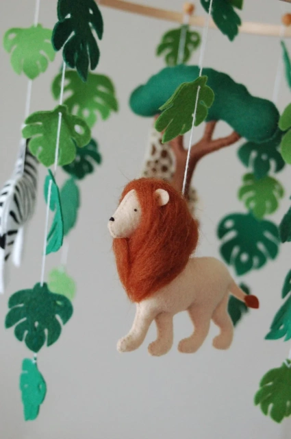 Mobile en feutre pour berceau de bébé avec animaux de safari dans la forêt, lion et zèbre