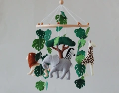 Mobile en feutre pour berceau de bébé avec animaux de safari dans la forêt, lion et zèbre