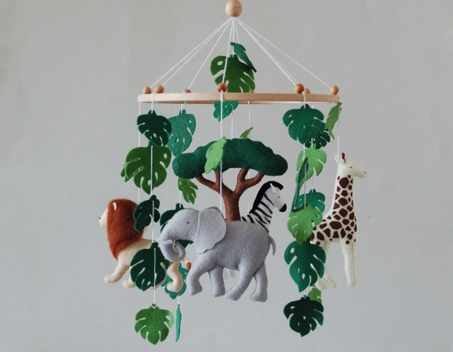 Mobile en feutre pour berceau de bébé avec animaux de safari dans la forêt, lion et zèbre