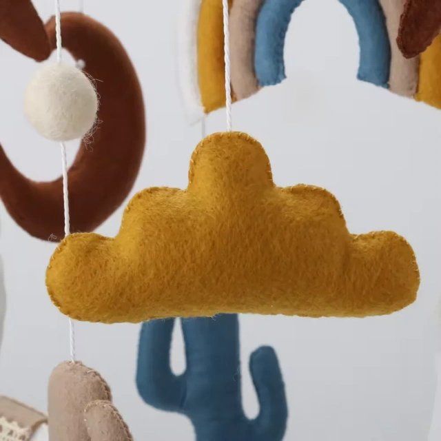 سرير أطفال من اللباد على شكل قوس قزح على شكل صبار ولاما من الألبكة