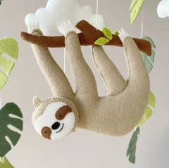 Móvil de fieltro para cuna de bebé hecho a mano con forma de perezoso