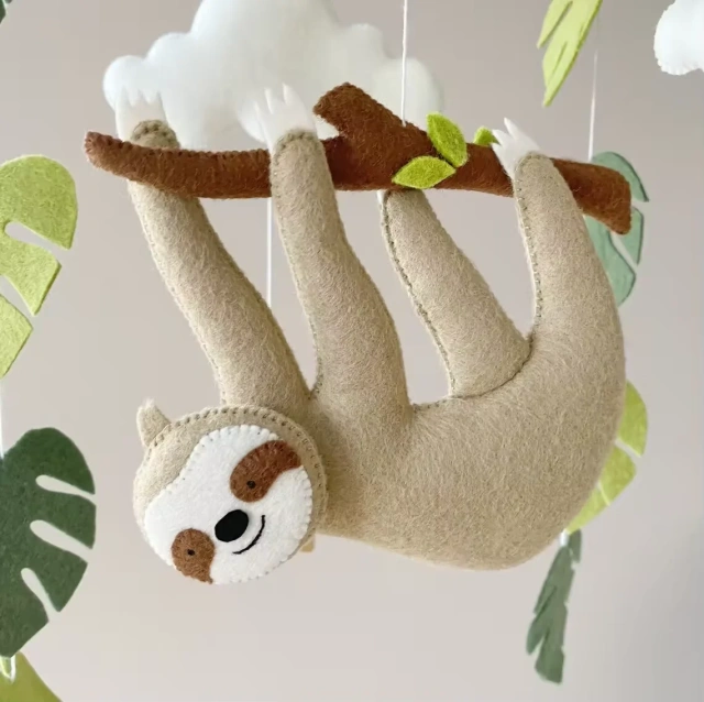 Móvil de fieltro para cuna de bebé hecho a mano con forma de perezoso