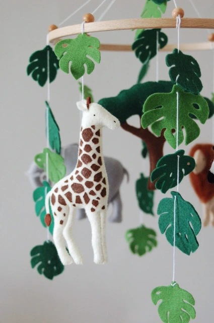 Mobile en feutre pour berceau de bébé avec animaux de safari dans la forêt, lion et zèbre