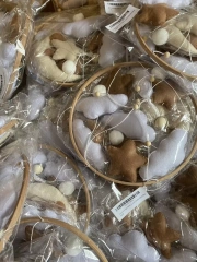 سرير أطفال متحرك مصنوع يدويًا على شكل دب نائم بني اللون