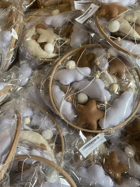 سرير أطفال متحرك مصنوع يدويًا على شكل دب نائم بني اللون