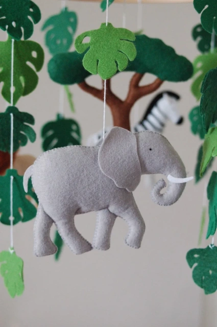 Mobile en feutre pour berceau de bébé avec animaux de safari dans la forêt, lion et zèbre