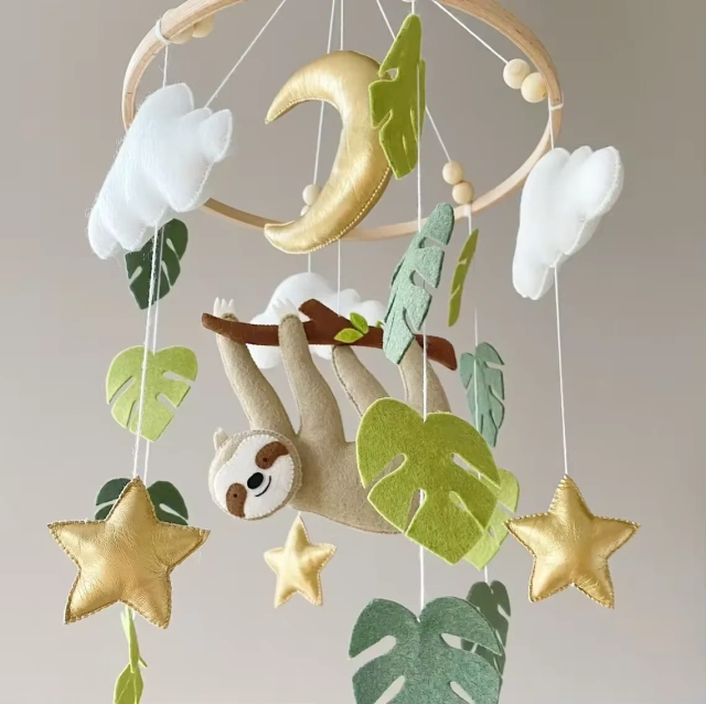 Móvil de fieltro para cuna de bebé hecho a mano con forma de perezoso