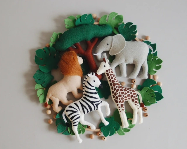 Mobile en feutre pour berceau de bébé avec animaux de safari dans la forêt, lion et zèbre