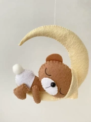 Mobile pour berceau en feutre beige avec ours endormi, lune, nuage, étoile