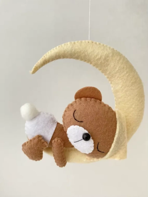 Mobile pour berceau en feutre beige avec ours endormi, lune, nuage, étoile