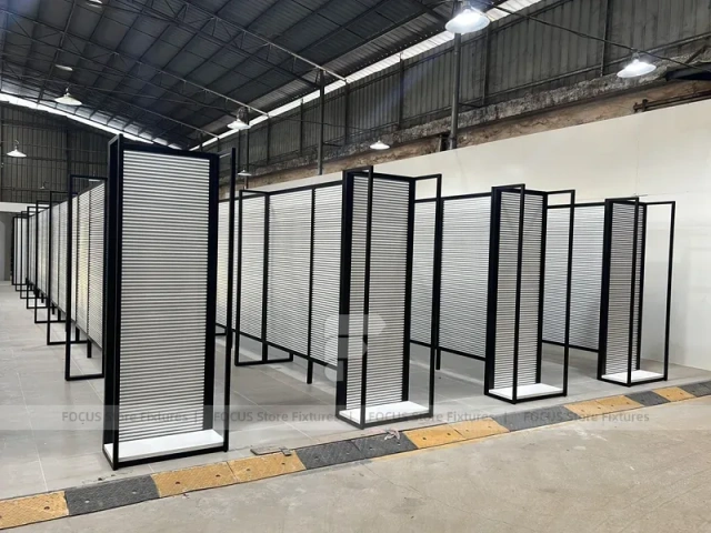 Black Framed Slatwall Maze Merchandising Corridor for Wig Store