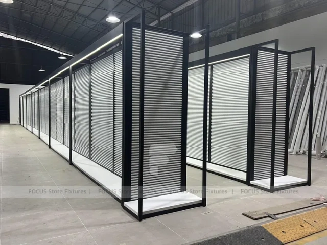 Black Framed Slatwall Partitions with Angled Corridor Layout for Wig Store