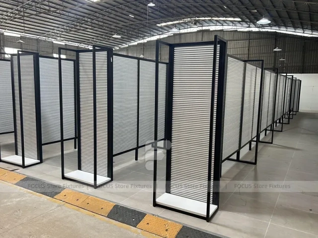 Black Framed Slatwall Partitions with Angled Corridor Layout for Wig Store