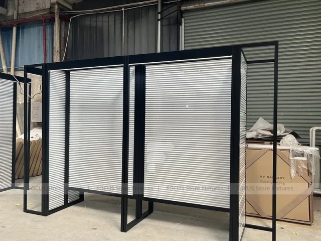 Black Framed Slatwall Portal Merchandising Bay for Wig Store