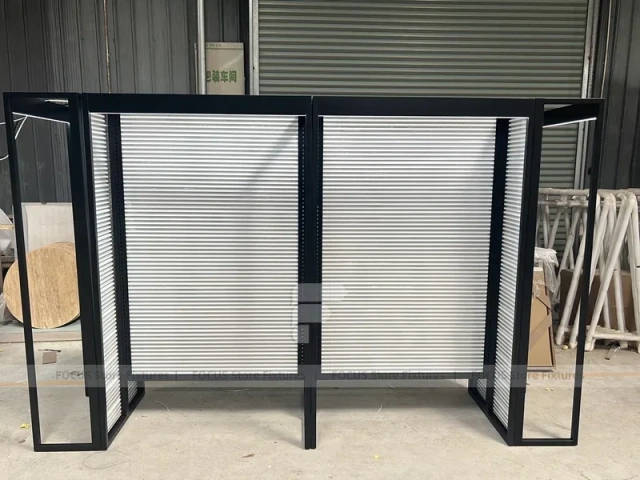 Black Framed Slatwall Portal Merchandising Bay for Wig Store