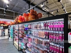 Balloon Decorated Beauty Supply Gondola and Wall Display Layout for Wig Shop