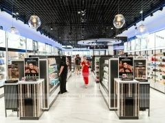 Beauty Store Central Runway with Black Consultation Islands for Wig Shop