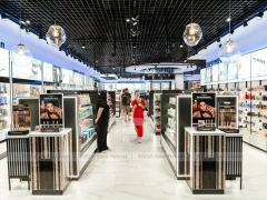 Beauty Store Central Runway with Black Consultation Islands for Wig Shop